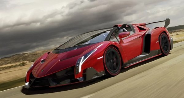 Veneno Roadster стои точно в горната част на списъка, когато става въпрос за най-скъпите Lambo на всички времена. За марка суперавтомобили, толкова скъпа като Lamborghini, това говори нещо. Veneno използва 6,5-литров V12, който произвежда 750 конски сили. Това е достатъчно, за да го катапултира от нула до 96,56 километра в час само за 2,8 секунди и да го задвижи до максимална скорост от 354 км в час.

Елегантните, извити линии всъщност не са характерни за Lamborghini, поне не напоследък, и Veneno не е изключение. Дизайнът му се характеризира с твърди ъгли и прави линии, с голямо крило, много видима аеродинамика и индивидуалността на прототип, адаптиран за използване по пътищата - поне така се изразиха от Lamborghini.